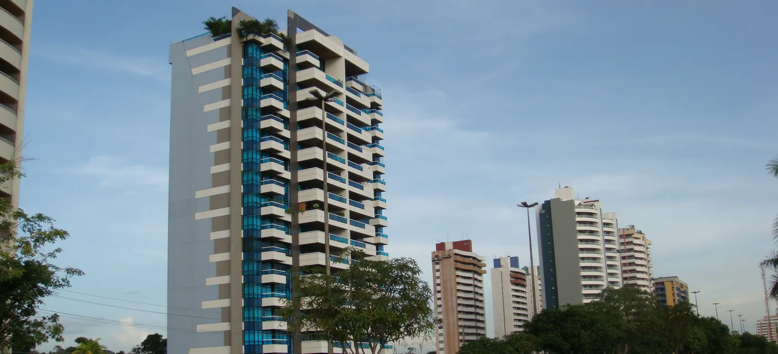 Prédios residenciais na orla de Ponta Negra, em Manaus, contra o céu azul