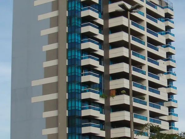 Fachada de edifício residencial em Ponta Negra, Manaus
