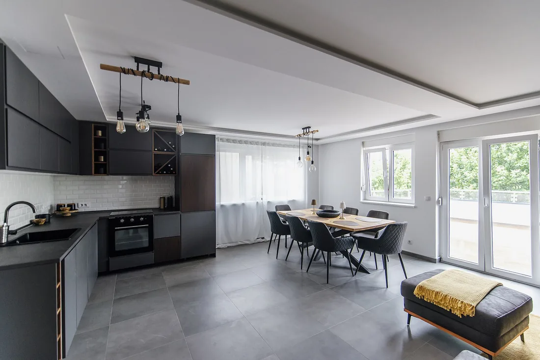 Cozinha integrada com bancada de madeira, referência de padrão