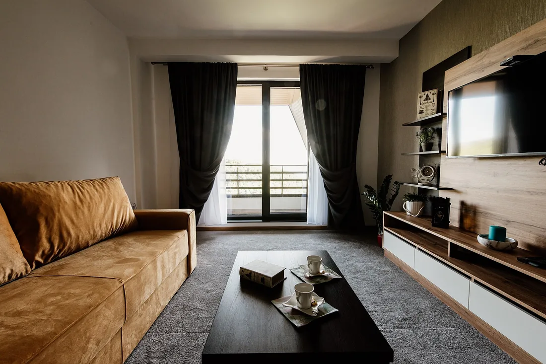 Sala de estar clara e moderna, referência de padrão de apartamento