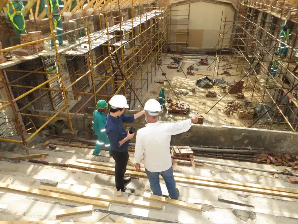 Engenheiros conferindo armação de fundação em canteiro de obra