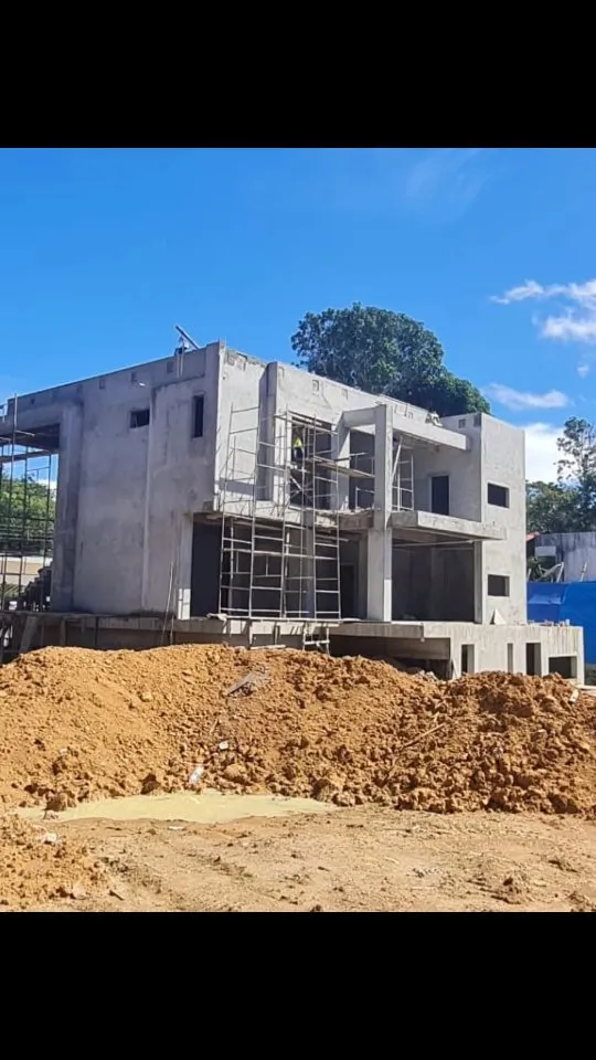 Sobrado em fase de estrutura e reboco