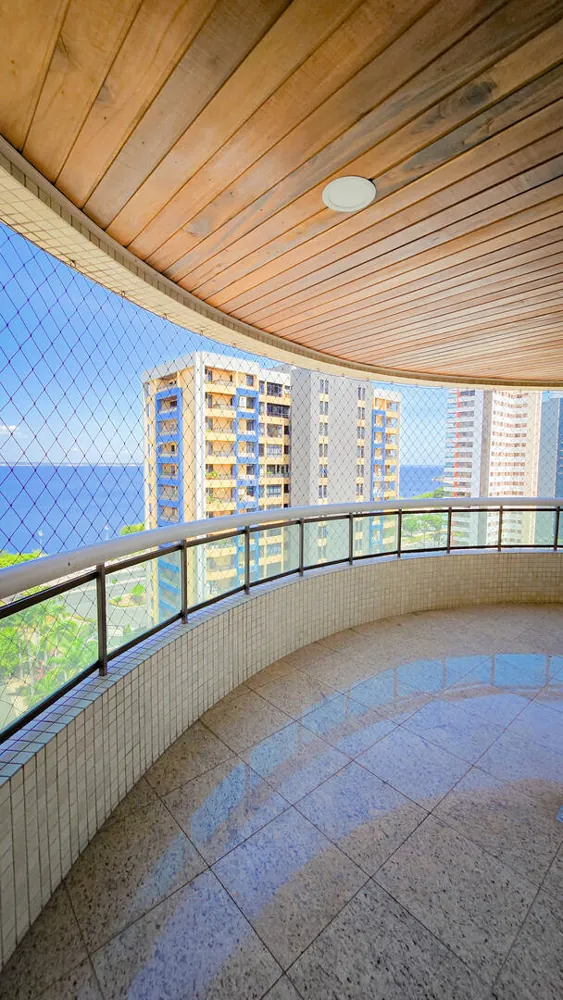 Varanda curva com vista para o rio, apartamento na orla da Ponta Negra