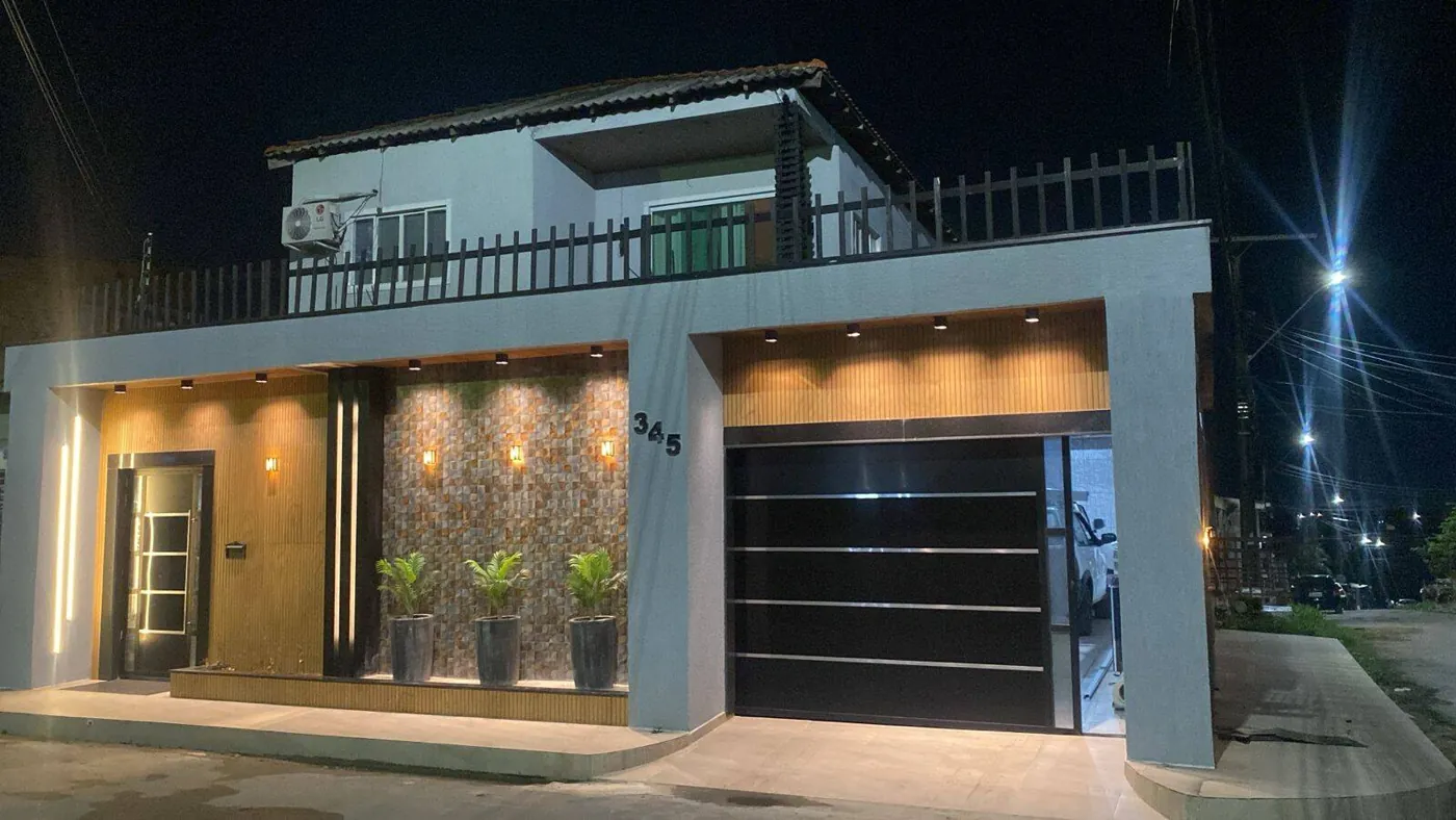 Fachada moderna de casa de esquina na Cidade Nova, à noite