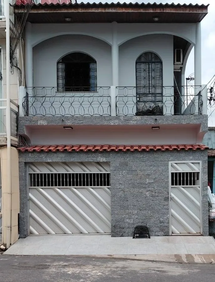 Fachada de casa de dois pavimentos com garagem na Compensa