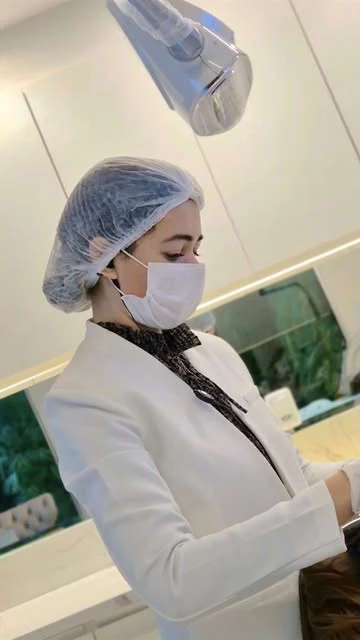 Dra. Leidiana Rêgo em atendimento na clínica