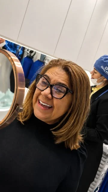 Paciente sorrindo na clínica