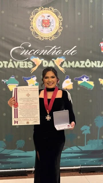 Dra. Monique recebendo reconhecimento no Encontro de Notáveis da Amazônia