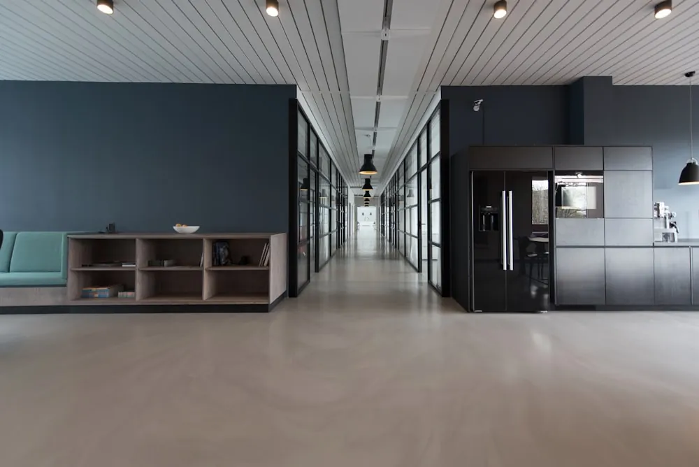 Corredor de sala comercial em edifício empresarial, ilustrativo do tipo de espaço atendido pela rede