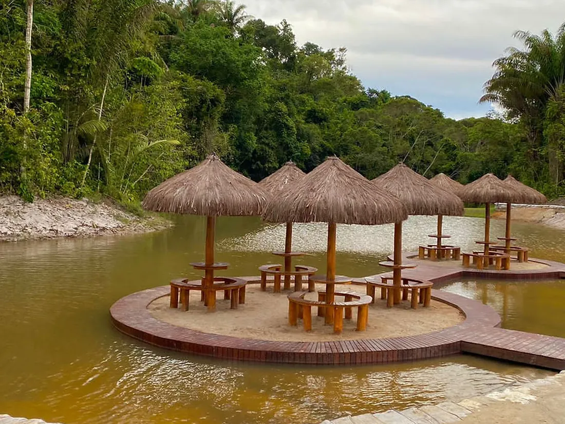 Quiosques sobre o lago do loteamento Rio Negro, da Kardex Incorporadora