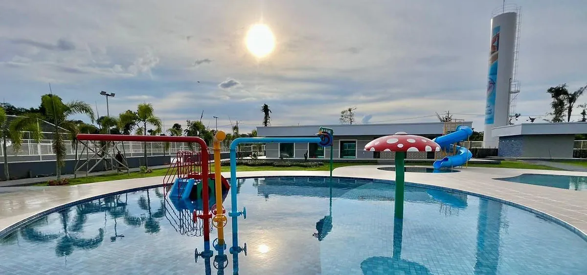 Piscinas e brinquedos aquáticos do Chácaras Parque Real, empreendimento da Kardex em Iranduba