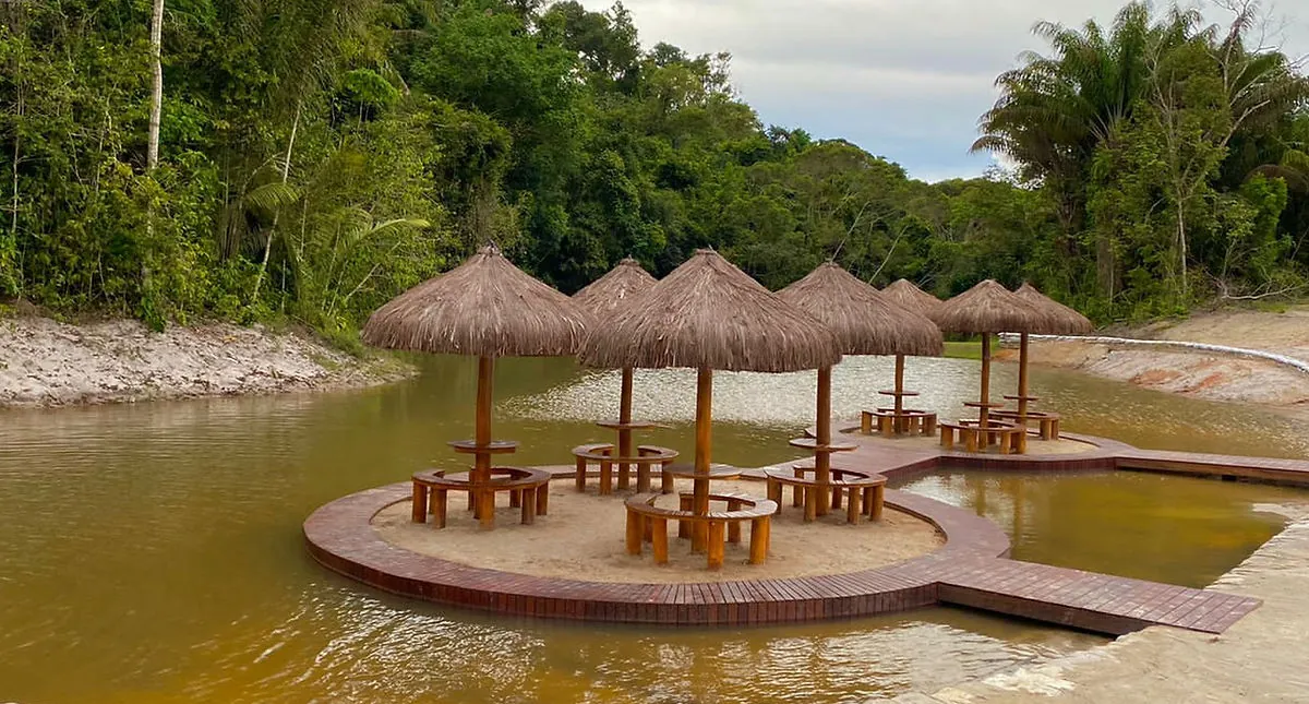 Espaço de lazer sobre o lago do loteamento Rio Negro, da Kardex Incorporadora, em Iranduba