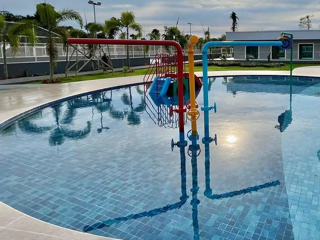 Piscina com brinquedo aquático infantil em um dos empreendimentos da Kardex em Iranduba