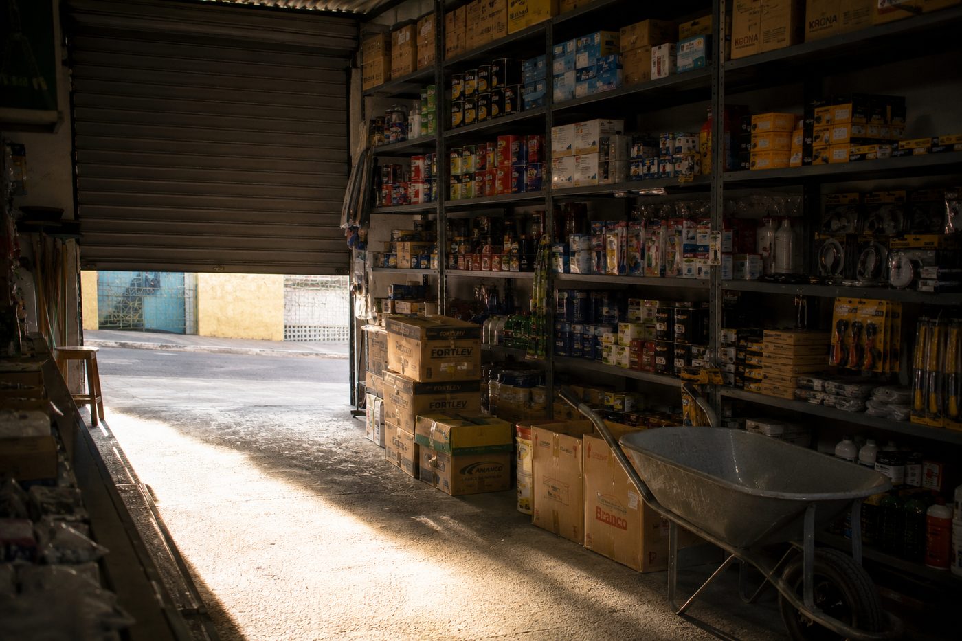 Interior de um pequeno comércio de materiais antes de abrir
