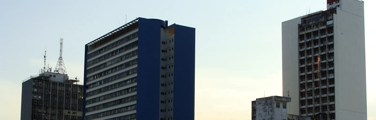 Prédios do centro de Manaus ao entardecer