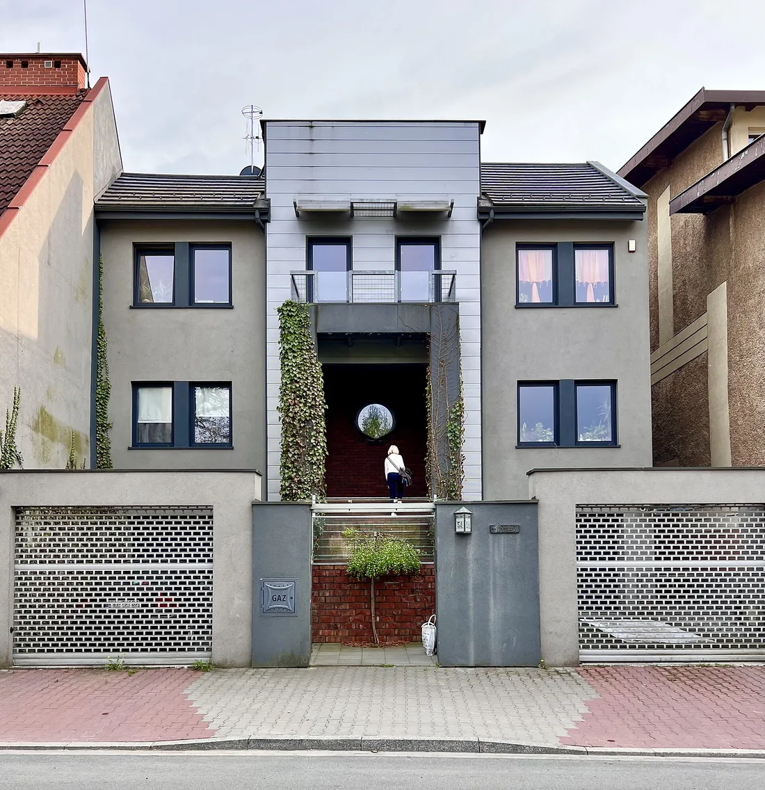 Fachada de casa moderna de dois andares, referência de padrão