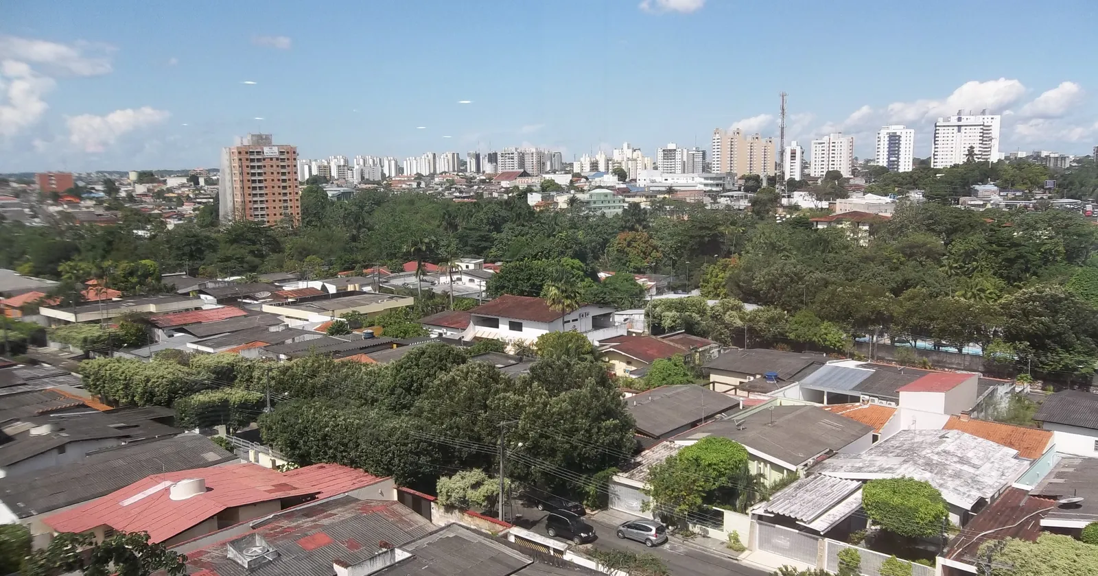 Vista aérea do bairro Parque 10 de Novembro, em Manaus, com prédios residenciais ao fundo
