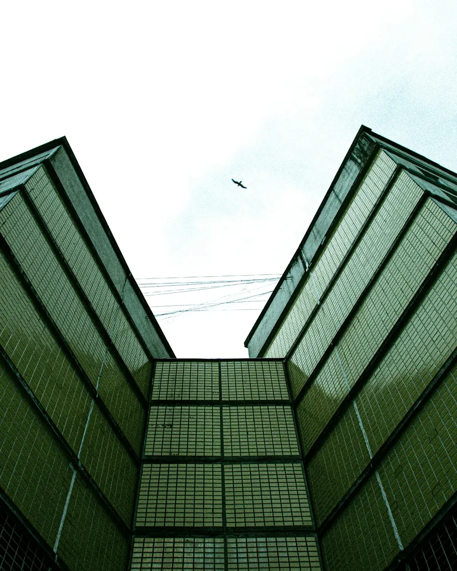 Fachada de edifício visto de baixo para cima, em Manaus