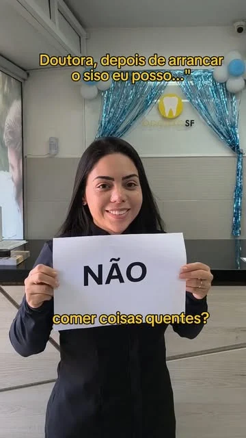 Dentista da Odonto SF na recepção da clínica