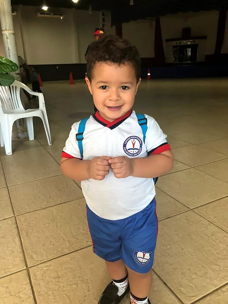 Aluno pequeno de uniforme, nos primeiros anos na escola