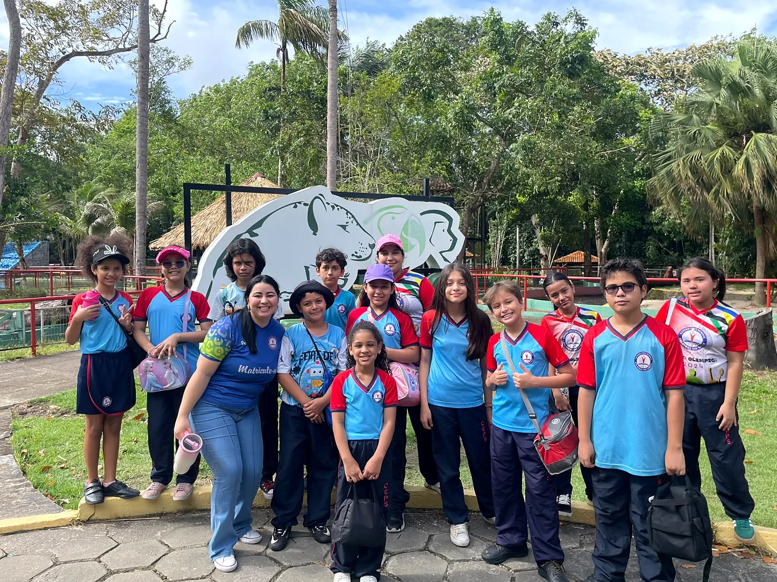 Turma e professoras em passeio ao Bosque da Ciência, em Manaus