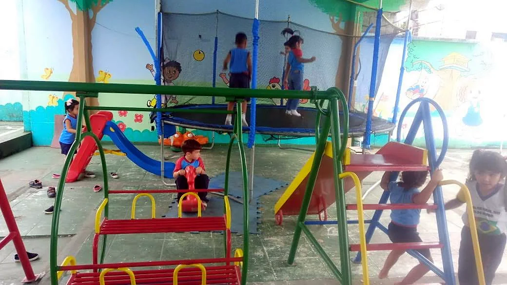 Circuito de brinquedos no pátio coberto usado nas atividades de psicomotricidade