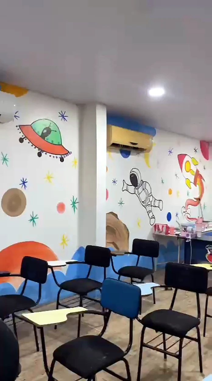 Sala do Fundamental com mural temático, carteiras e ar-condicionado