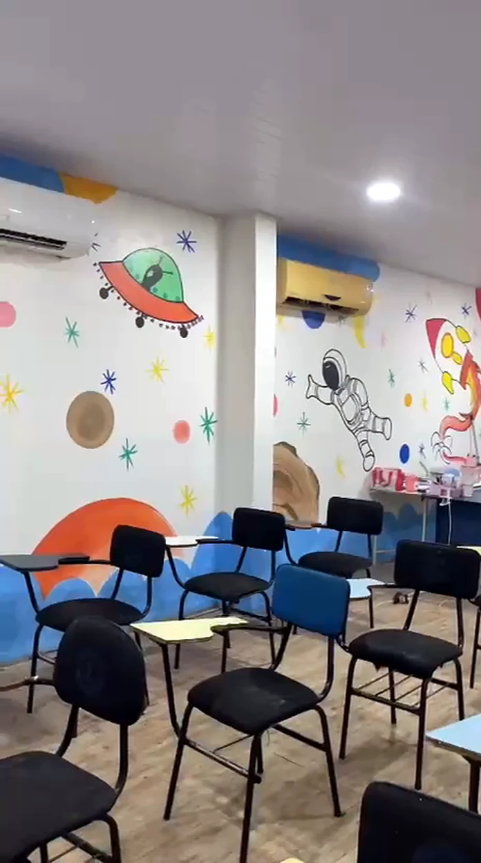Mural temático do espaço pintado na parede da sala do Fundamental