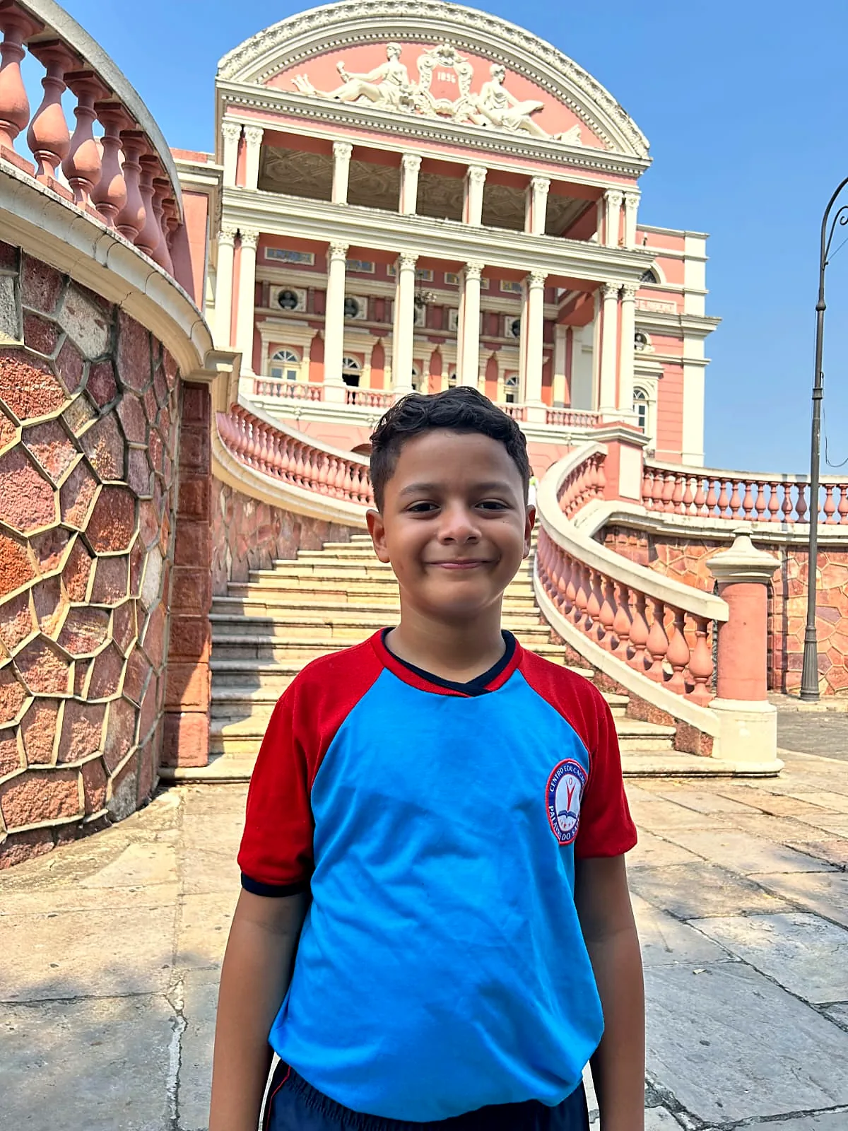 Aluno no camarote do Teatro Amazonas, em passeio da escola