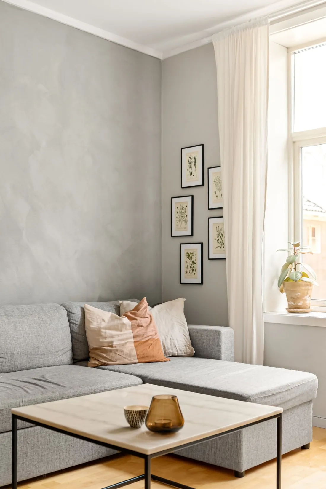 Sala de estar clara e minimalista, referência de padrão de apartamento