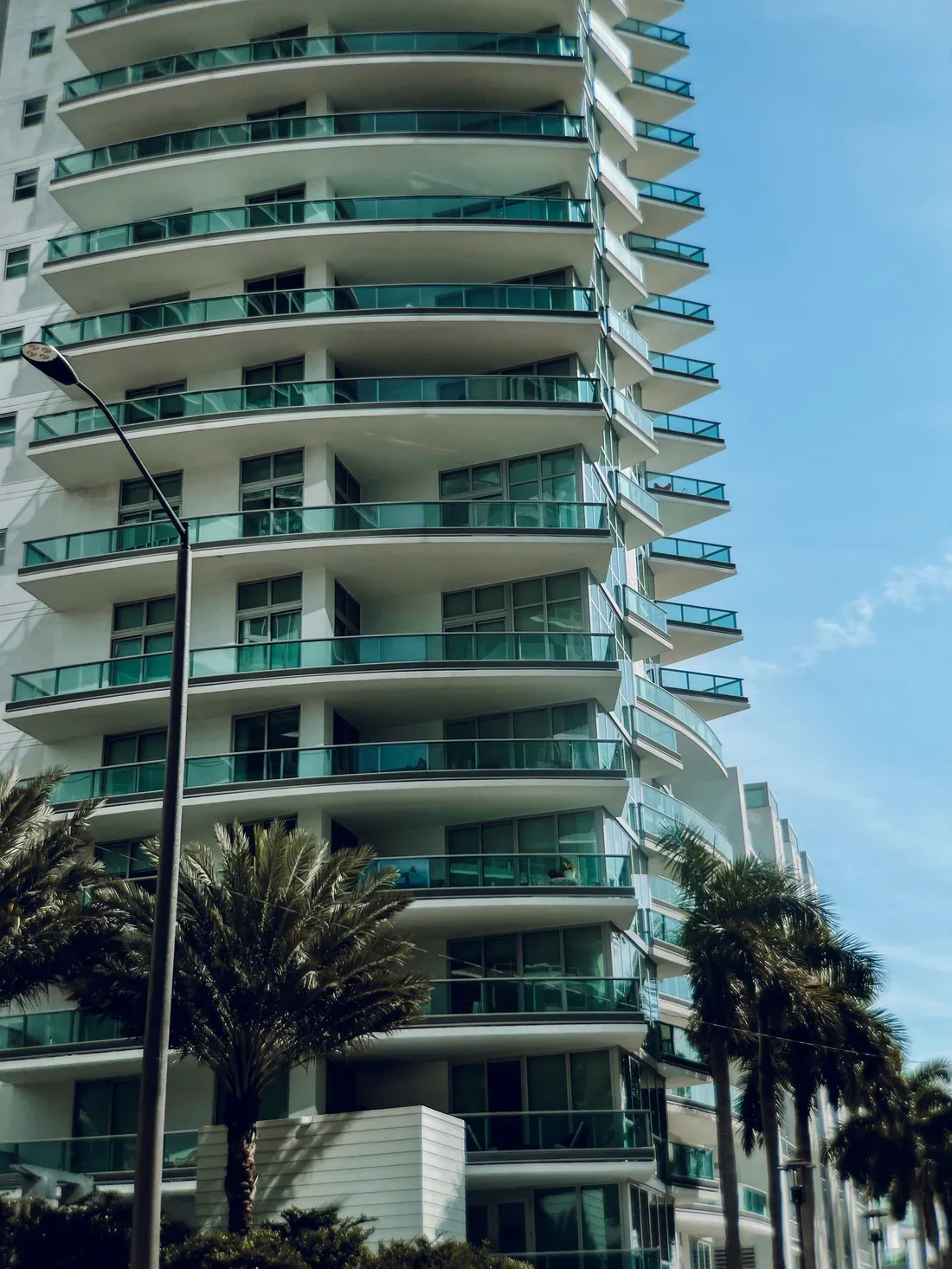 Fachada de torre residencial moderna com varandas, referência de lançamento