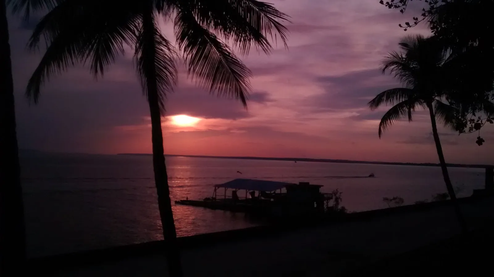 Pôr do sol na Praia da Ponta Negra, às margens do Rio Negro em Manaus